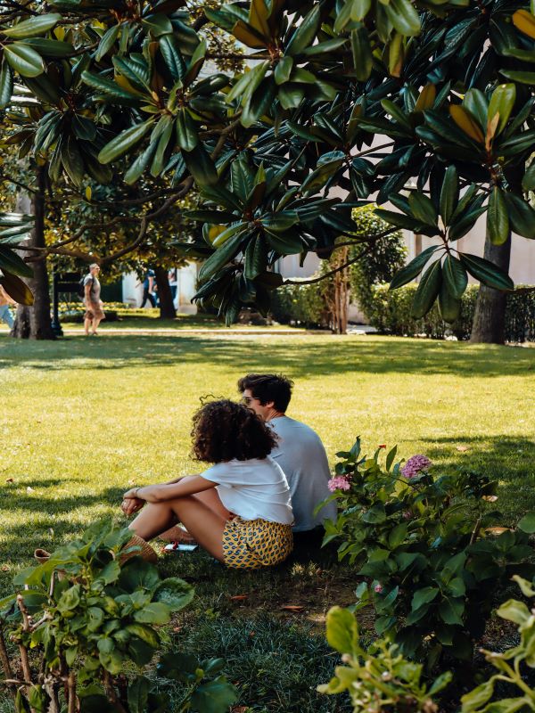 couple together How to deal with fights in relationship? the Do’s and Dont’s Resolving fights in relationship by togetherness: a couple sitting together in a garden
